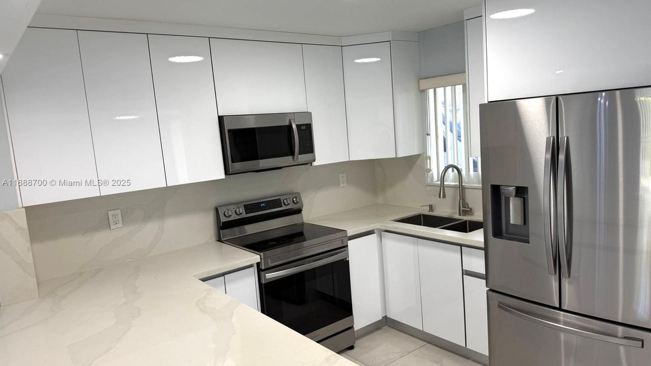 最近售出: $300,000 (2 贝兹, 1 浴室, 985 平方英尺)