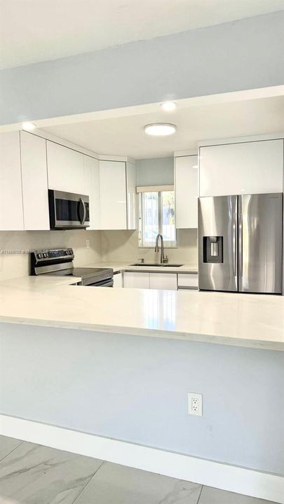 最近售出: $300,000 (2 贝兹, 1 浴室, 985 平方英尺)