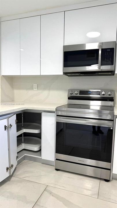 最近售出: $300,000 (2 贝兹, 1 浴室, 985 平方英尺)