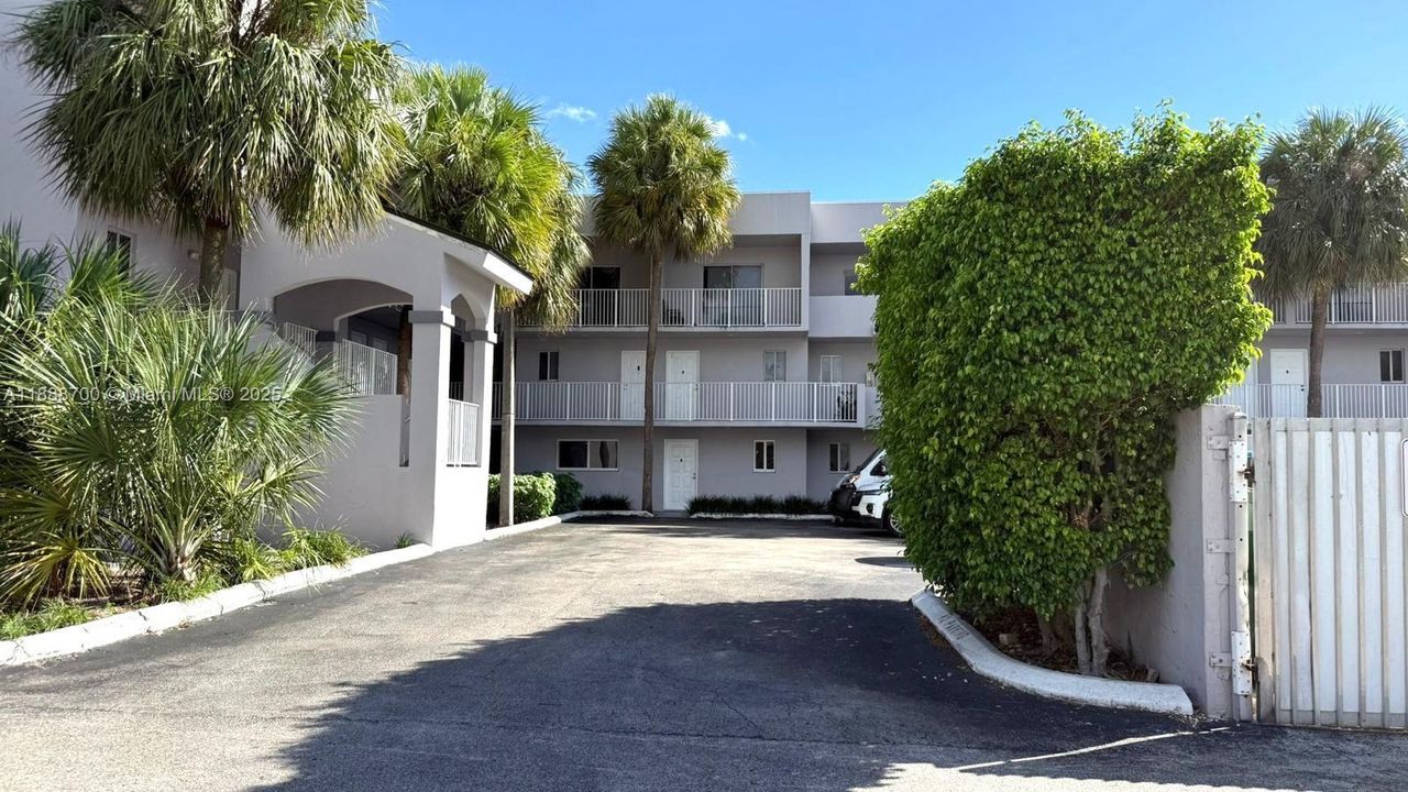 最近售出: $300,000 (2 贝兹, 1 浴室, 985 平方英尺)