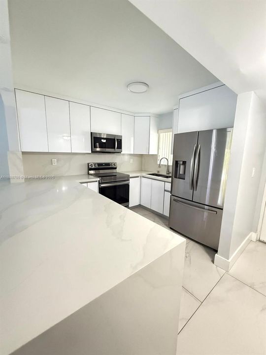 最近售出: $300,000 (2 贝兹, 1 浴室, 985 平方英尺)