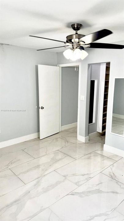 最近售出: $300,000 (2 贝兹, 1 浴室, 985 平方英尺)