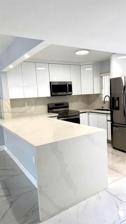 最近售出: $300,000 (2 贝兹, 1 浴室, 985 平方英尺)