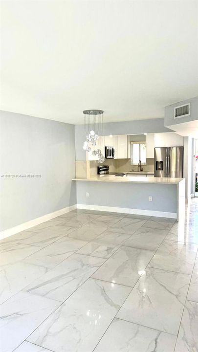 最近售出: $300,000 (2 贝兹, 1 浴室, 985 平方英尺)