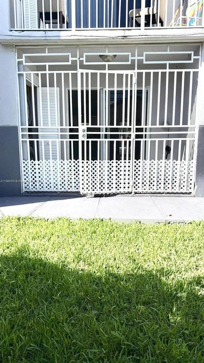 最近售出: $300,000 (2 贝兹, 1 浴室, 985 平方英尺)