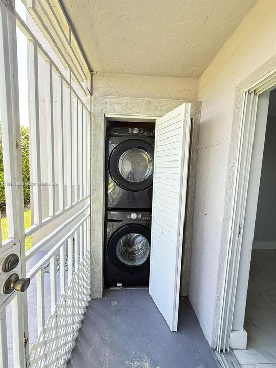 最近售出: $300,000 (2 贝兹, 1 浴室, 985 平方英尺)