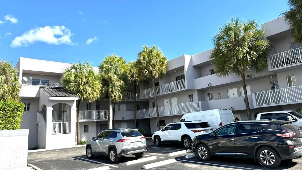 最近售出: $300,000 (2 贝兹, 1 浴室, 985 平方英尺)