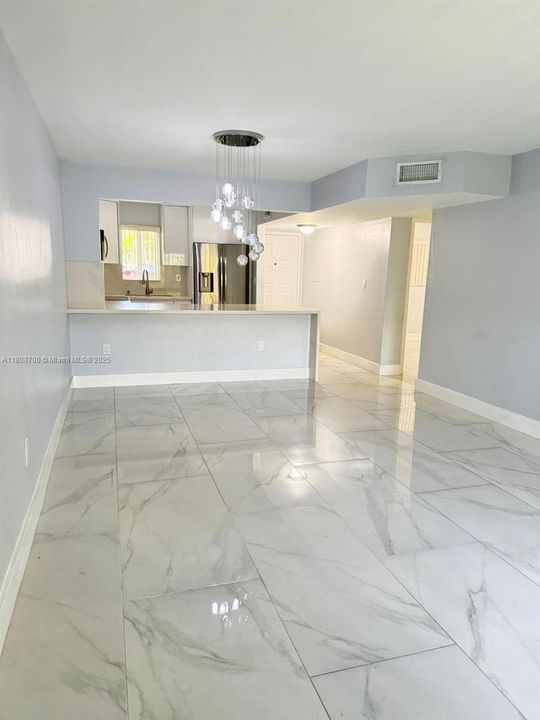 最近售出: $300,000 (2 贝兹, 1 浴室, 985 平方英尺)