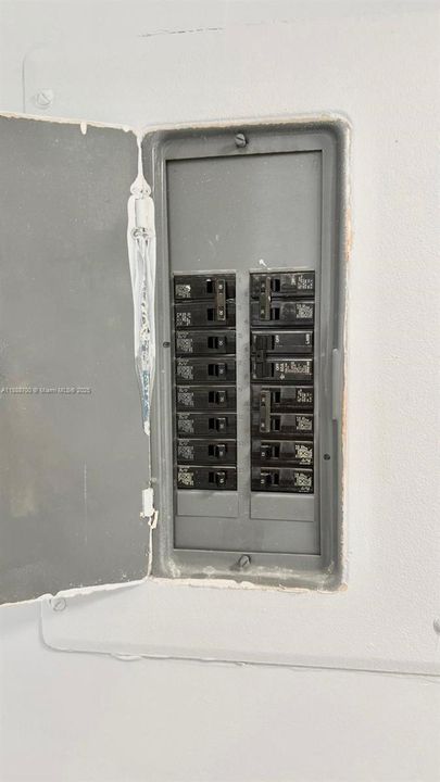 最近售出: $300,000 (2 贝兹, 1 浴室, 985 平方英尺)