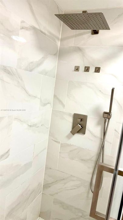 最近售出: $300,000 (2 贝兹, 1 浴室, 985 平方英尺)