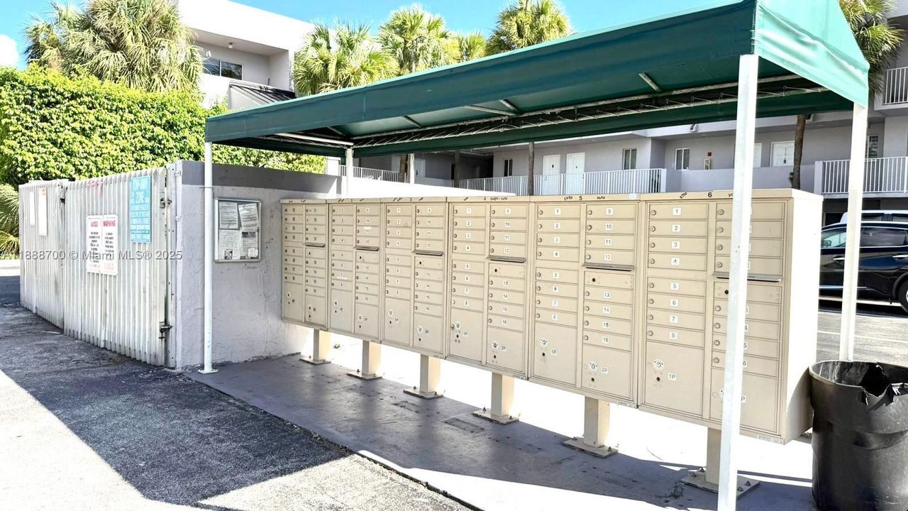 最近售出: $300,000 (2 贝兹, 1 浴室, 985 平方英尺)