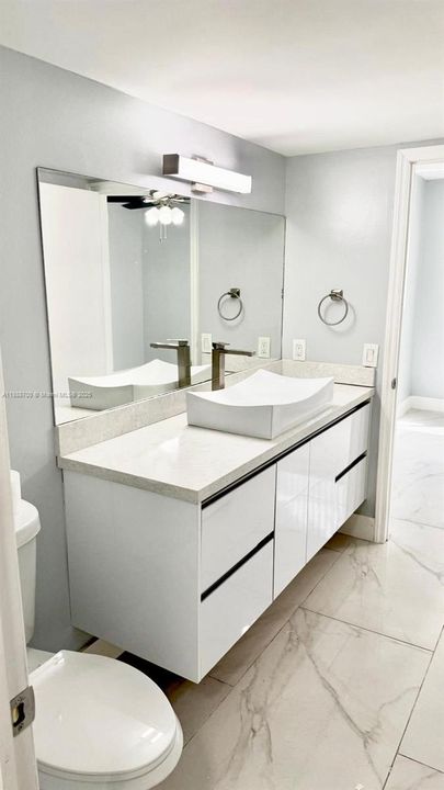 最近售出: $300,000 (2 贝兹, 1 浴室, 985 平方英尺)