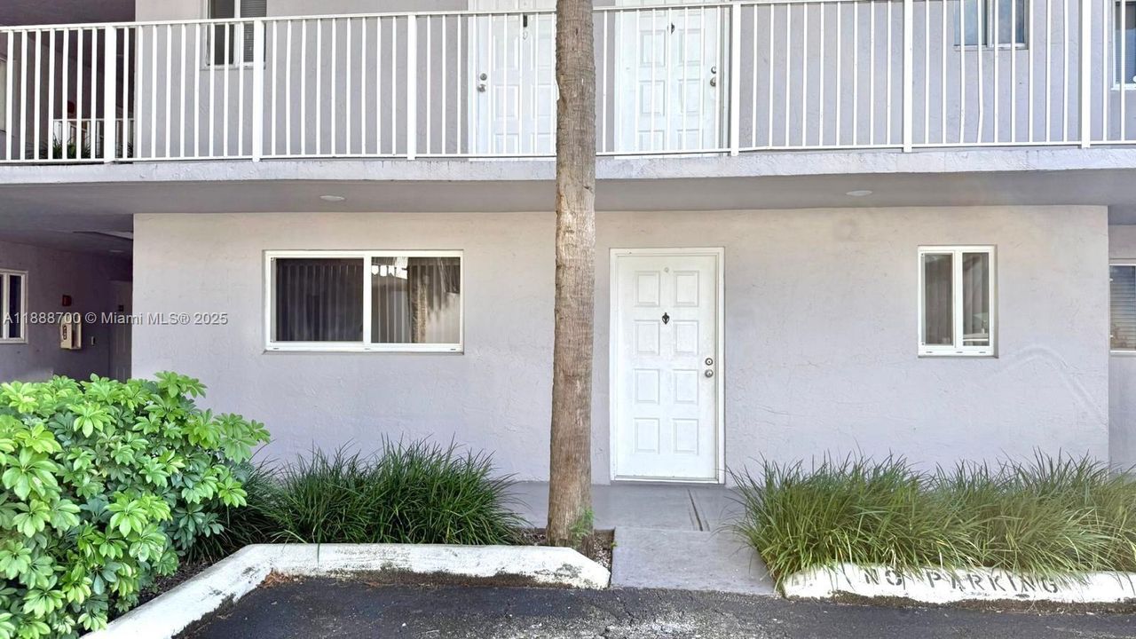 最近售出: $300,000 (2 贝兹, 1 浴室, 985 平方英尺)