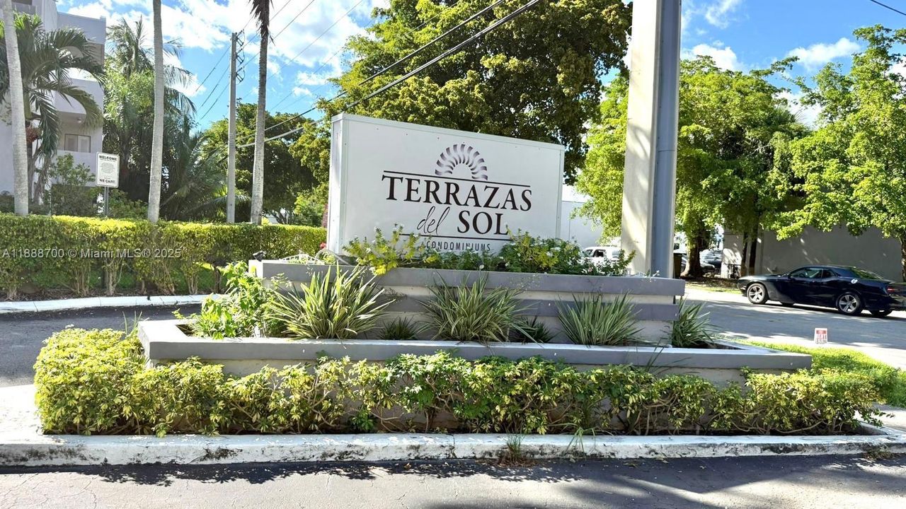 最近售出: $300,000 (2 贝兹, 1 浴室, 985 平方英尺)