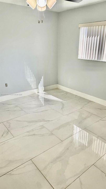 最近售出: $300,000 (2 贝兹, 1 浴室, 985 平方英尺)