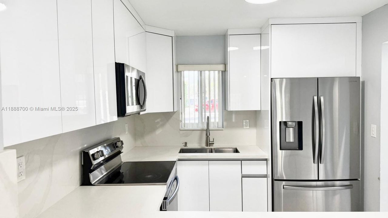 最近售出: $300,000 (2 贝兹, 1 浴室, 985 平方英尺)