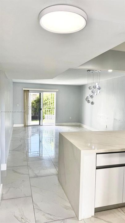 最近售出: $300,000 (2 贝兹, 1 浴室, 985 平方英尺)