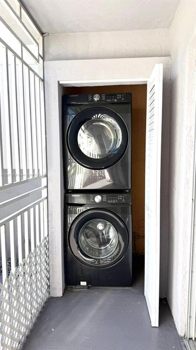 最近售出: $300,000 (2 贝兹, 1 浴室, 985 平方英尺)