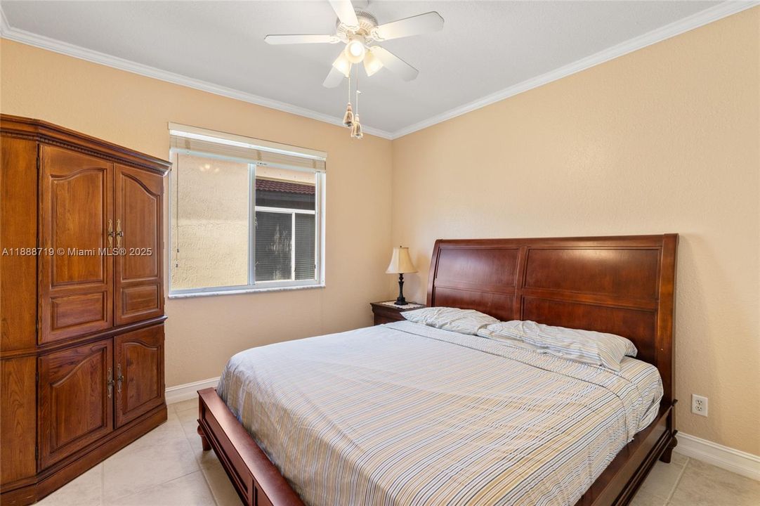 Под контрактом: $715,000 (3 спален, 2 ванн, 1900 Квадратных фут)