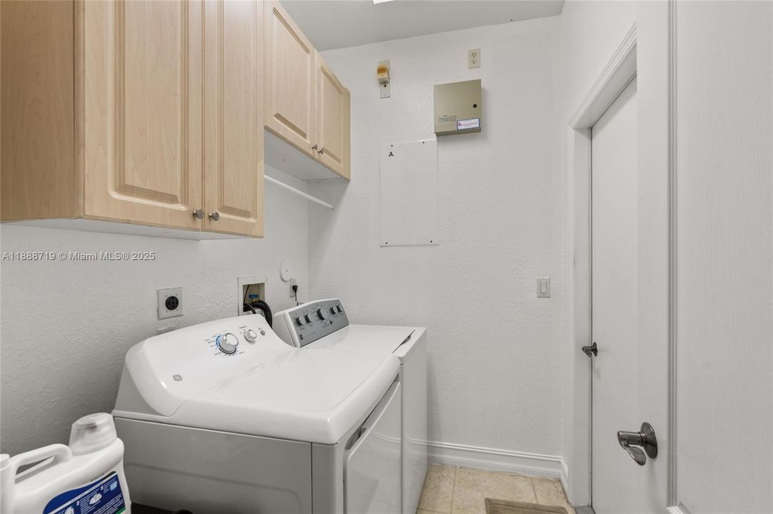 Под контрактом: $715,000 (3 спален, 2 ванн, 1900 Квадратных фут)