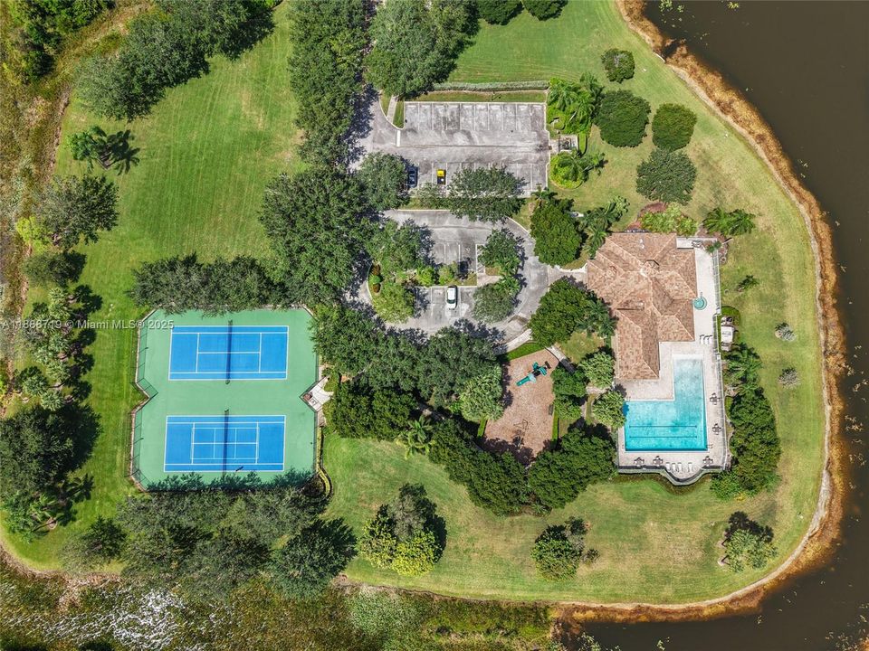 Под контрактом: $715,000 (3 спален, 2 ванн, 1900 Квадратных фут)