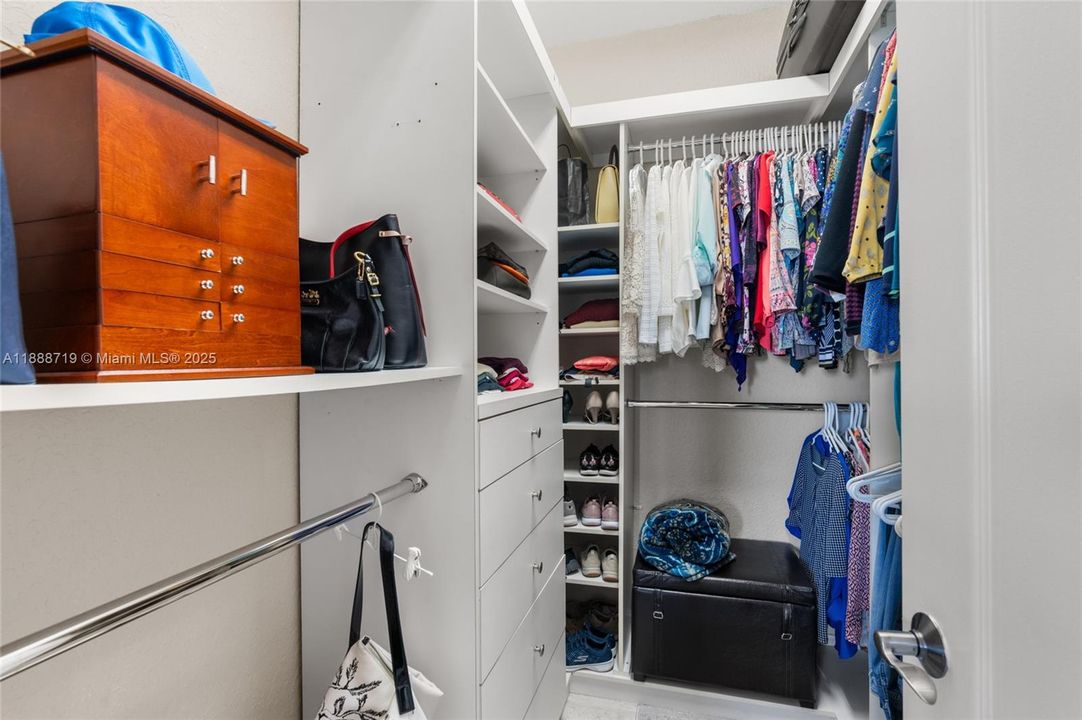 Под контрактом: $715,000 (3 спален, 2 ванн, 1900 Квадратных фут)