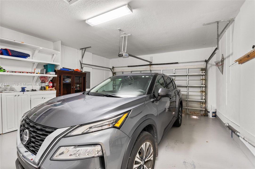 Под контрактом: $715,000 (3 спален, 2 ванн, 1900 Квадратных фут)