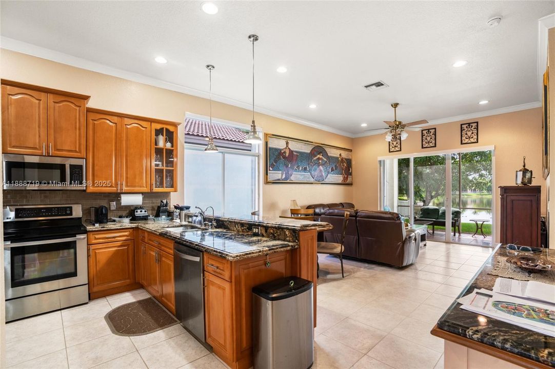 Под контрактом: $715,000 (3 спален, 2 ванн, 1900 Квадратных фут)