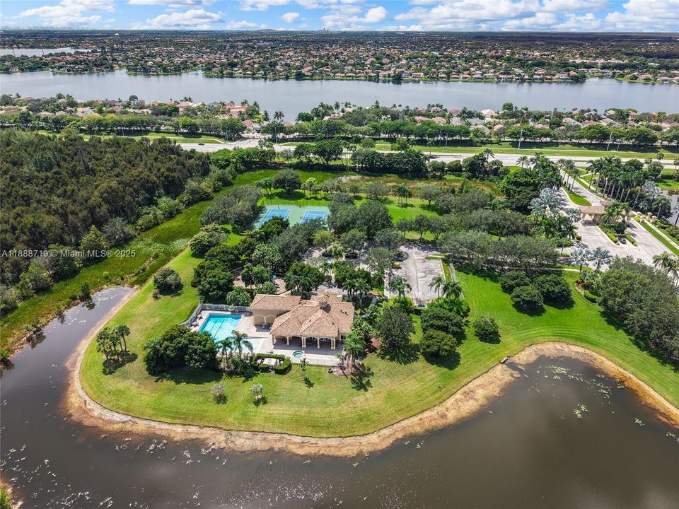 Под контрактом: $715,000 (3 спален, 2 ванн, 1900 Квадратных фут)