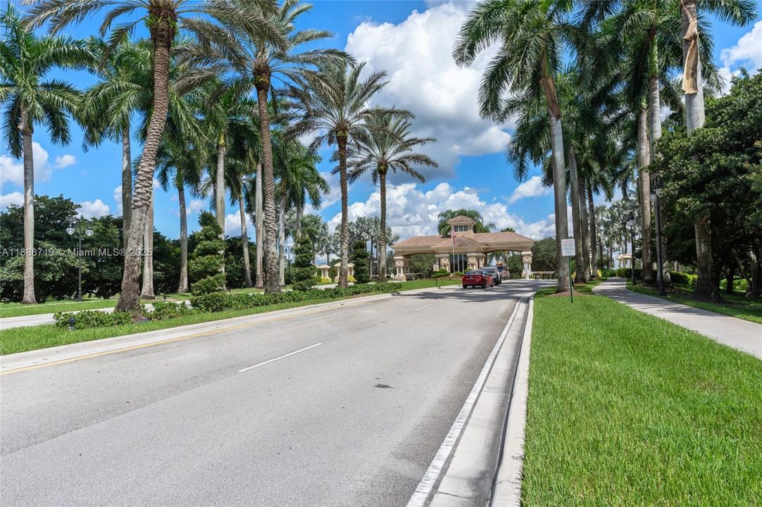 Под контрактом: $715,000 (3 спален, 2 ванн, 1900 Квадратных фут)