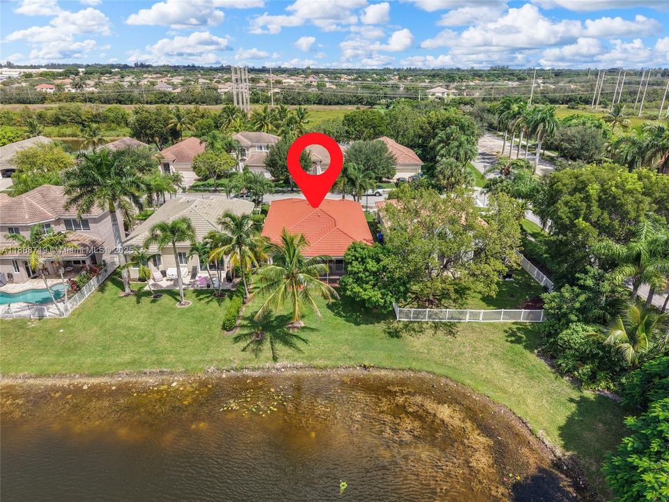 Под контрактом: $715,000 (3 спален, 2 ванн, 1900 Квадратных фут)