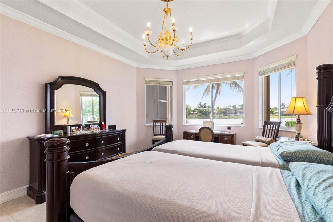 Под контрактом: $715,000 (3 спален, 2 ванн, 1900 Квадратных фут)