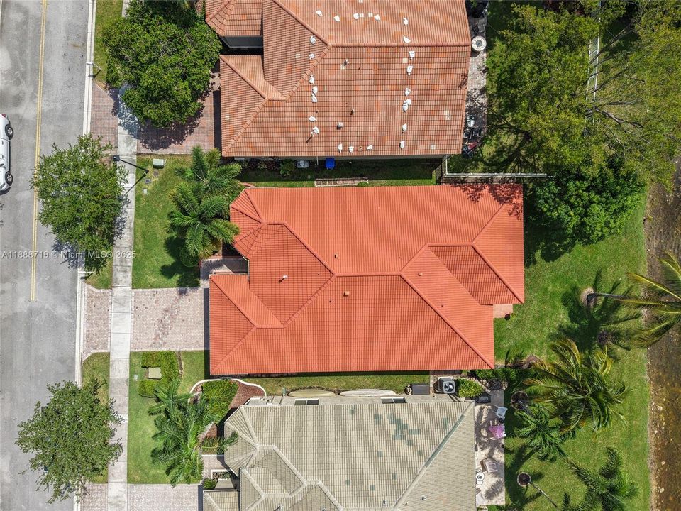 Под контрактом: $715,000 (3 спален, 2 ванн, 1900 Квадратных фут)