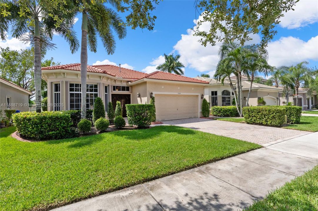 Под контрактом: $715,000 (3 спален, 2 ванн, 1900 Квадратных фут)