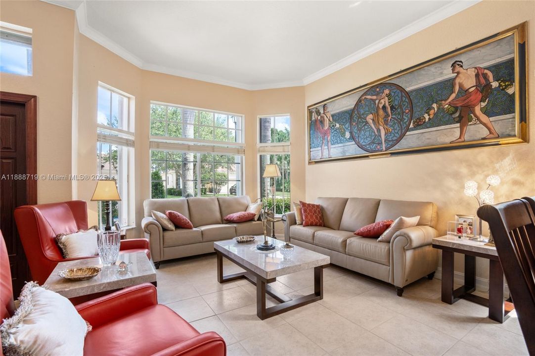 Под контрактом: $715,000 (3 спален, 2 ванн, 1900 Квадратных фут)