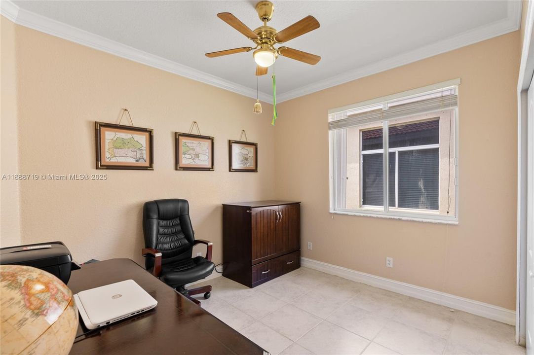 Под контрактом: $715,000 (3 спален, 2 ванн, 1900 Квадратных фут)