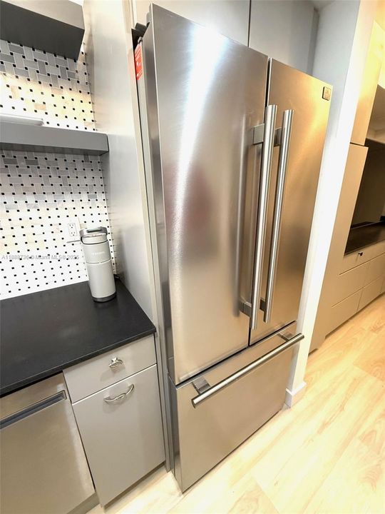 For Sale: $220,000 (1 beds, 1 baths, 632 Square Feet)