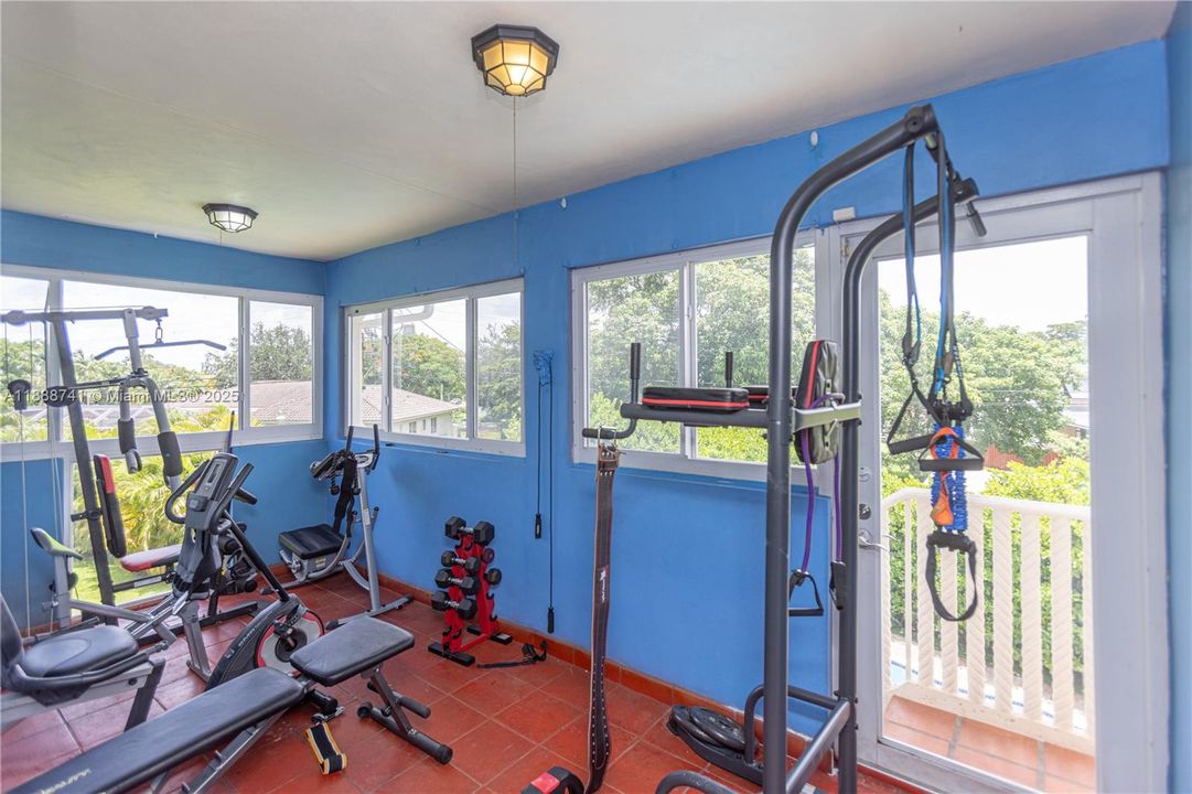 Bonus room in 2nd floor with view to the pool.