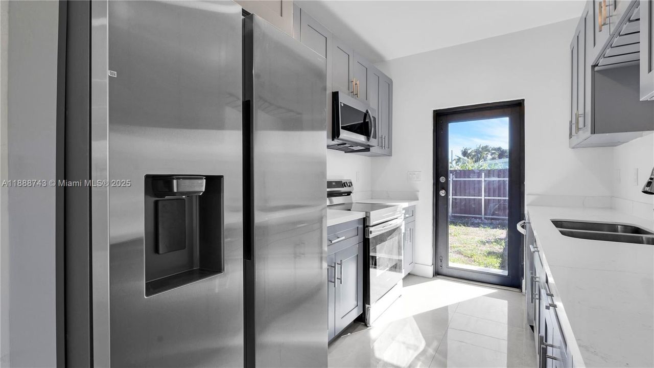 Active With Contract: $3,330 (3 beds, 2 baths, 1250 Square Feet)