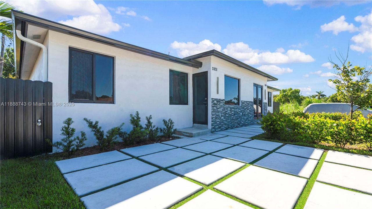 Active With Contract: $3,330 (3 beds, 2 baths, 1250 Square Feet)