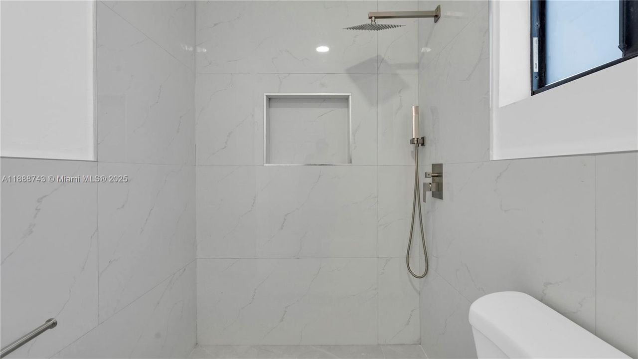 Active With Contract: $3,330 (3 beds, 2 baths, 1250 Square Feet)