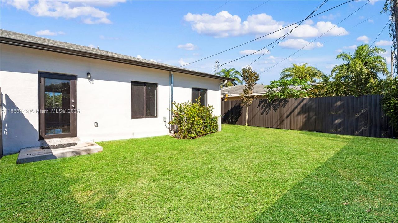 Active With Contract: $3,330 (3 beds, 2 baths, 1250 Square Feet)