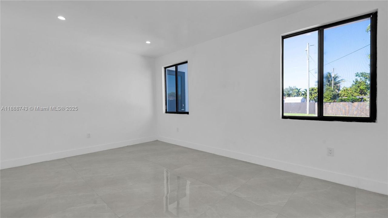 Active With Contract: $3,330 (3 beds, 2 baths, 1250 Square Feet)