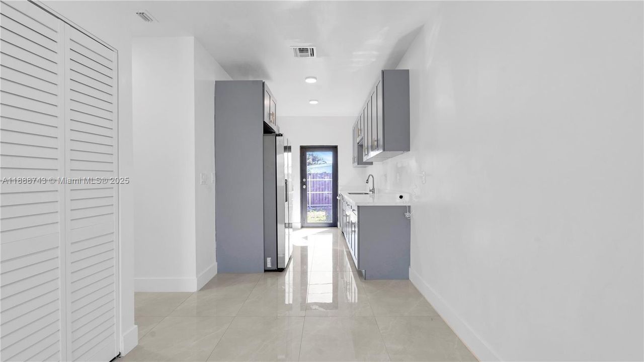 Active With Contract: $3,330 (3 beds, 2 baths, 1250 Square Feet)