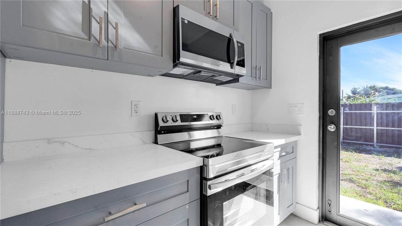 Active With Contract: $3,330 (3 beds, 2 baths, 1250 Square Feet)