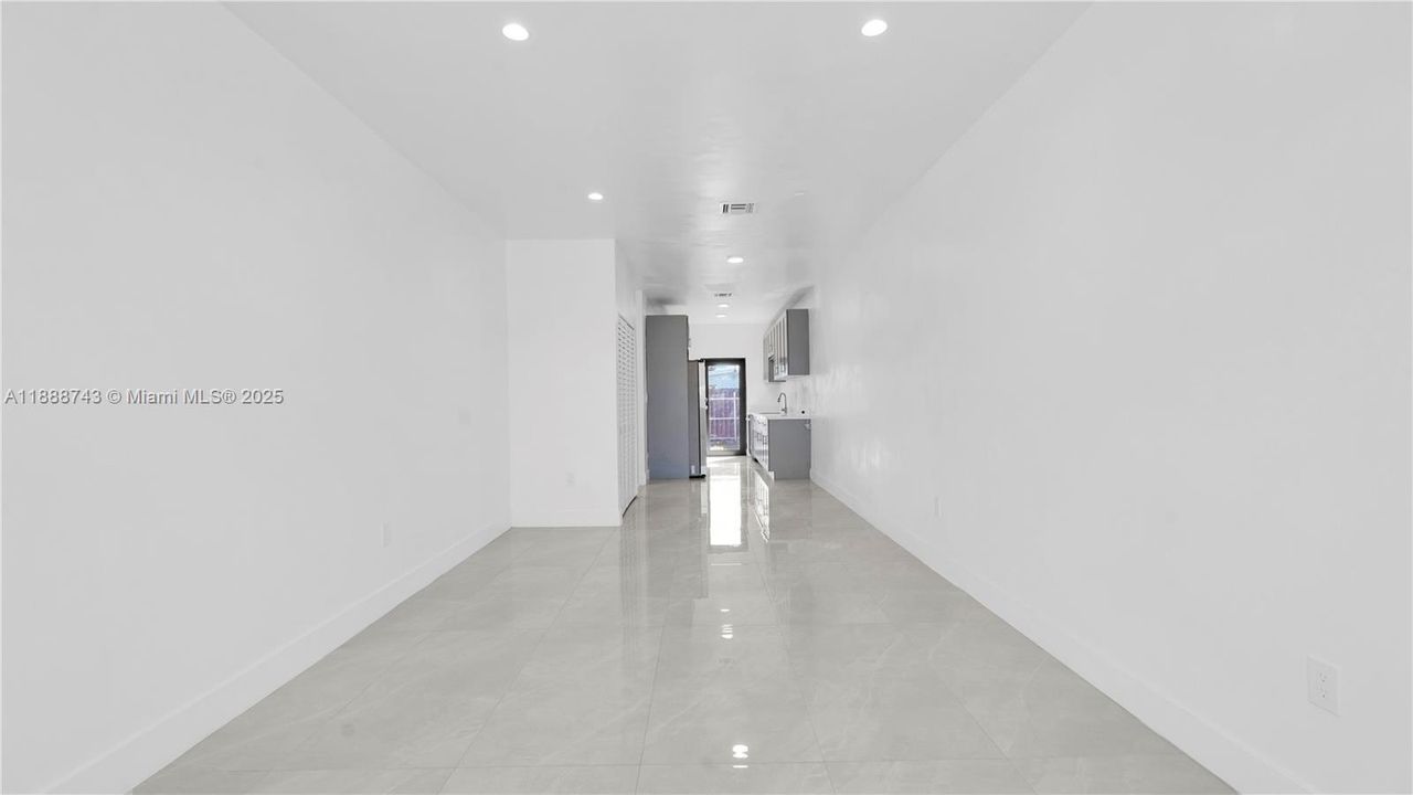 Active With Contract: $3,330 (3 beds, 2 baths, 1250 Square Feet)