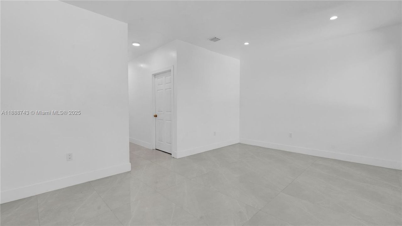 Active With Contract: $3,330 (3 beds, 2 baths, 1250 Square Feet)