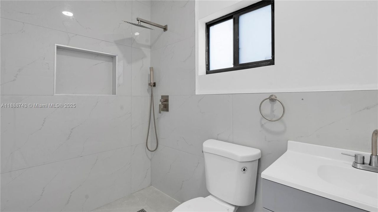 Active With Contract: $3,330 (3 beds, 2 baths, 1250 Square Feet)