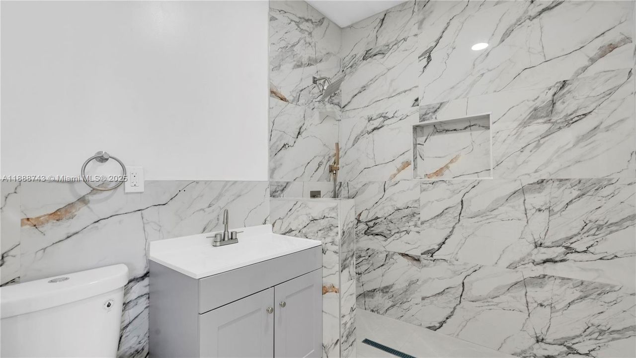 Active With Contract: $3,330 (3 beds, 2 baths, 1250 Square Feet)