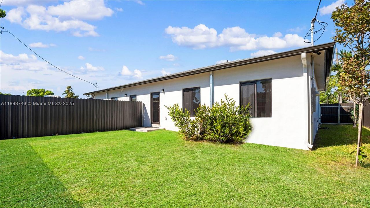 Active With Contract: $3,330 (3 beds, 2 baths, 1250 Square Feet)